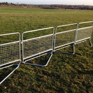Hot dipped galvanized met barriers